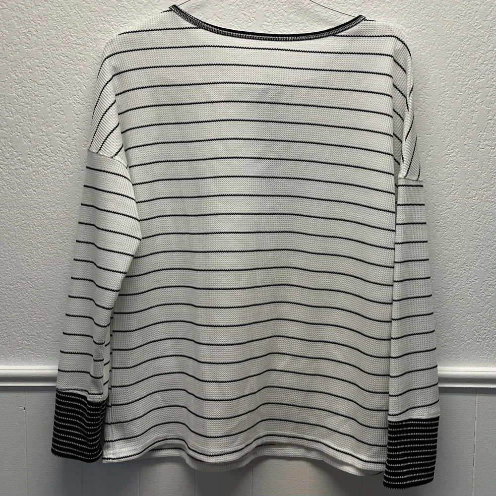 Women’s Sz Lg Long Sleeve Scoop Neck 1/4 Button Up Tee, V492 - Picture 6 of 8